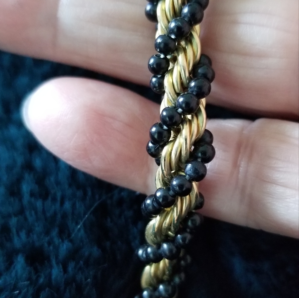 BLACK BEADED TWISTED GOLD NECKLACE